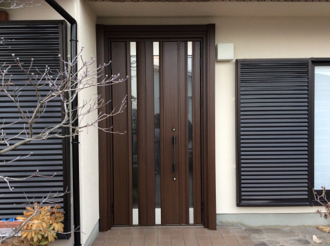 神戸市東灘区　K様邸　玄関ドアの塗装は可能でしょうか？